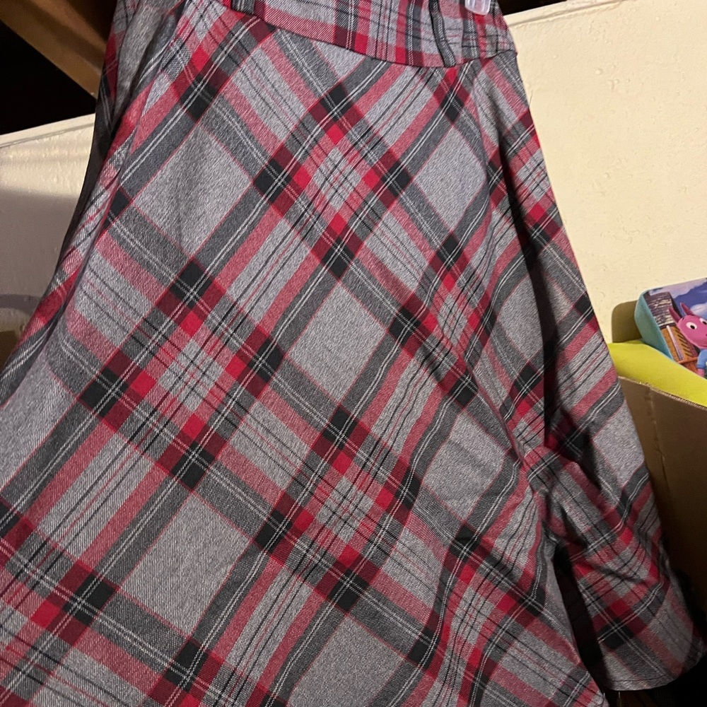 Black and red wool skirt lined